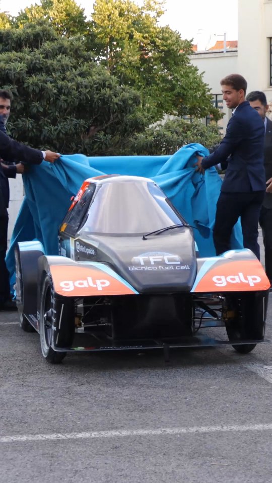 [PT] 🎥 Conhece a Equipa: Departamento de Operações ⚙️🚀
Neste episódio, apresentamos o departamento que assegura que tudo corre como planeado — desde a gestão de testes e logística até à coordenação das atividades da equipa. 💼📋
O Departamento de Operações é o elo que liga todas as áreas, garantindo que o TFC02 chega pronto à pista e que cada detalhe está sob controlo. 💪🔧

Membros: Nabil e Carolina

[EN] 🎥 Meet the Team: Operations Department ⚙️🚀
In this episode, we introduce the department that ensures everything runs as planned — from test management and logistics to coordinating team activities. 💼📋
The Operations Department is the link that connects all areas, ensuring that TFC02 arrives on track ready to go and that every detail is under control. 💪🔧

Members: Nabil and Carolina